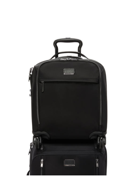 Valise Léger Compact 40,5 cm TUMI Black/Gunmetal, vue avant sur une valise