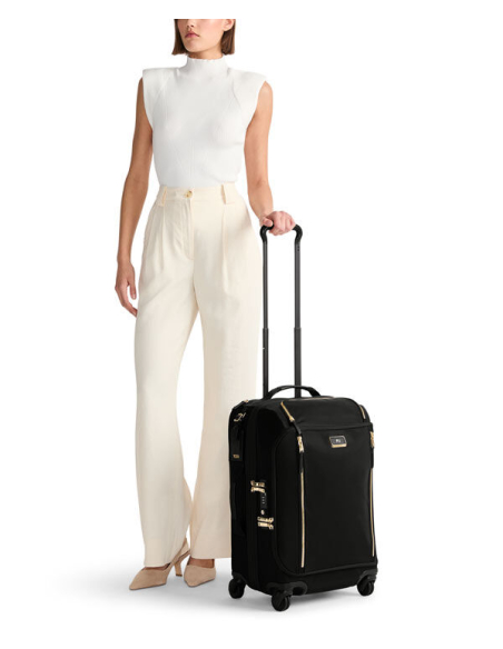 Valise cabine Léger 55 cm TUMI Black/Gunmetal, tractée pendant un déplacement