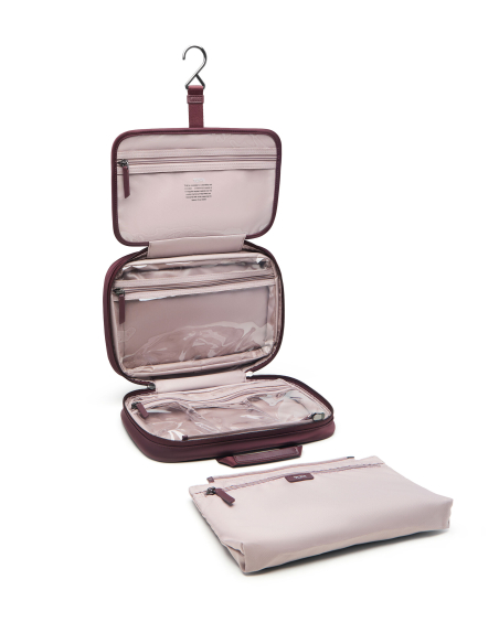 Trousse de toilette Madeline TUMI Rosewood, dépliée avec crochet et trois poches transparentes