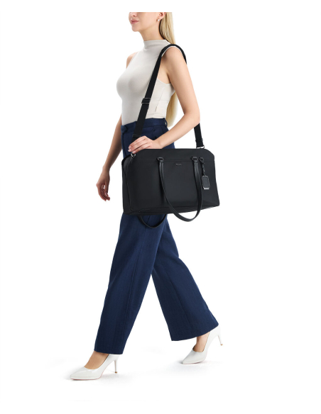 Sac de voyage Montclair TUMI Black/Gunmetal, porté à l’épaule