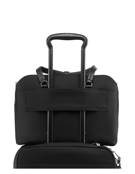 Sac de voyage Montclair TUMI Black/Gunmetal, passant arrière sur une valise