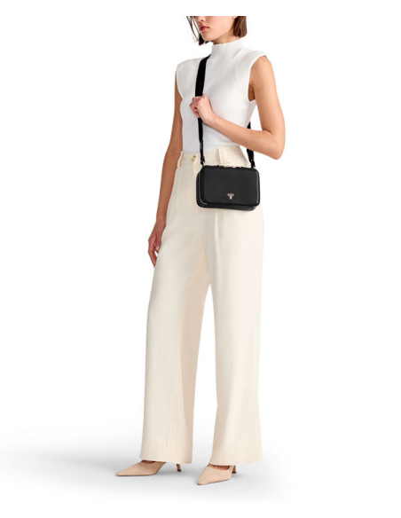 Sac bandoulière Myla TUMI Black/Gunmetal, porté à l’épaule