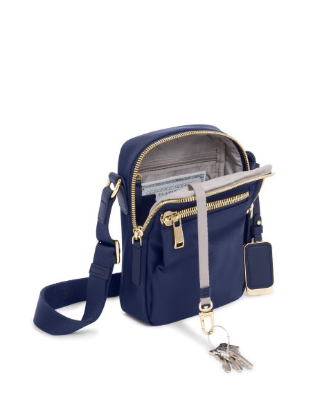 Sac bandoulière Persia TUMI Indigo/Light Gold, compartiment ouvert et attache-clés