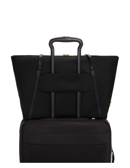 Sac cabas Q nylon TUMI Black/Gold, passant arrière sur une valise