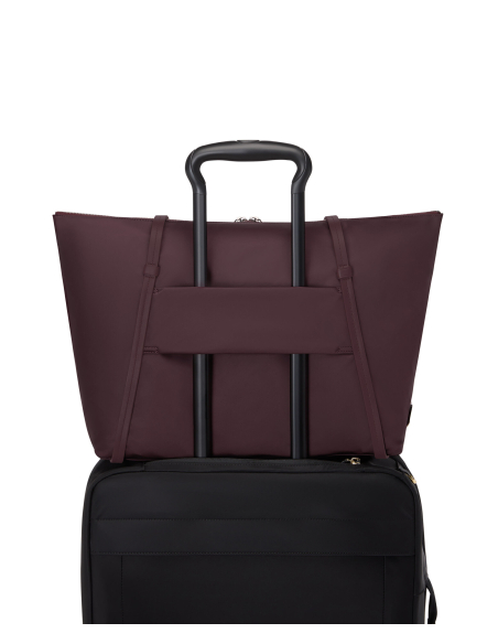 Sac cabas Q polyester TUMI Rosewood, passant arrière sur une valise