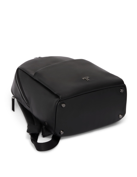 Sac à dos Medium Raina cuir TUMI Black/Gunmetal, base avec pieds métalliques