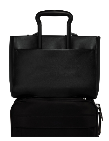 Sac cabas Medium Vail cuir TUMI Black/Gunmetal, passant arrière sur une valise