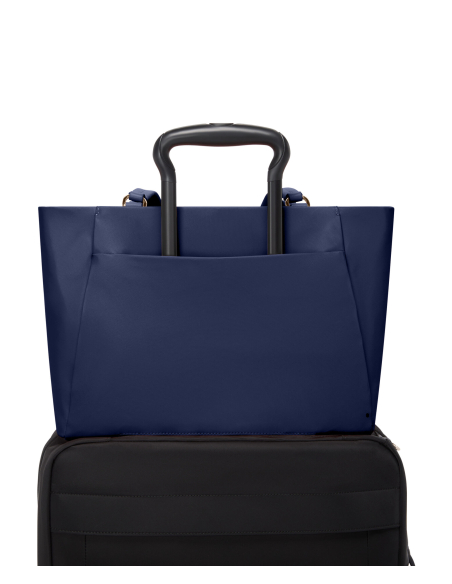 Sac cabas Medium Valetta TUMI Indigo/Light Gold, passant arrière sur une valise