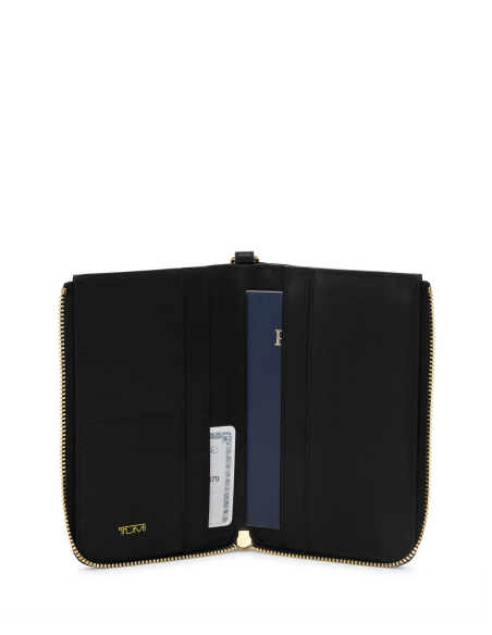 Porte-passeport zippé TUMI Black/Gold, intérieur ouvert avec passeport