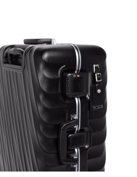 Valise soute TUMI 19 Degree Frame 66 cm Black Texture, gros plan sur le cadre et un fermoir TSA