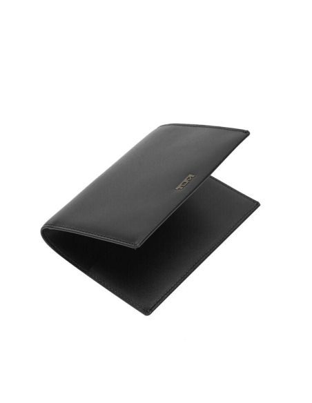 Protège-passeport TUMI Nassau en cuir lisse Black Smooth, ouverture présentée de trois quarts