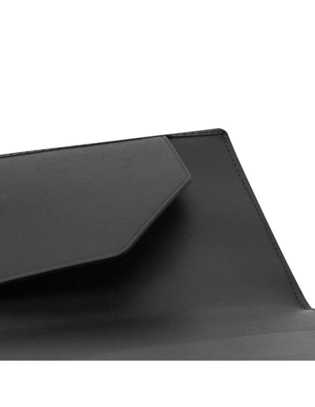 Protège-passeport TUMI Nassau en cuir lisse Black Smooth, détail du cuir et de la poche intérieure