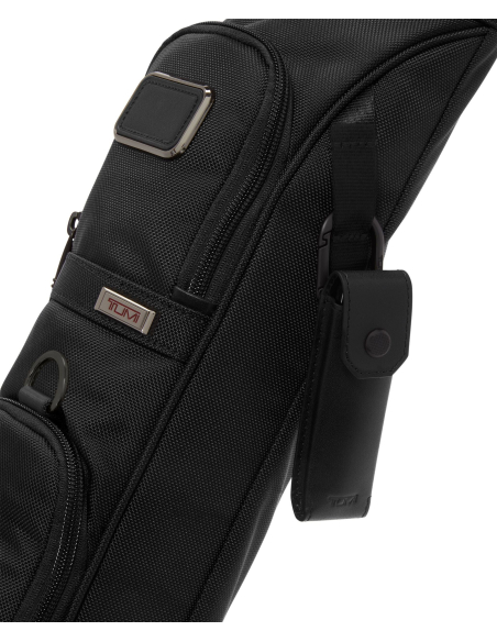 Relève-pitch de golf TUMI avec étui en cuir Black, étui fixé à une sangle de sac en situation