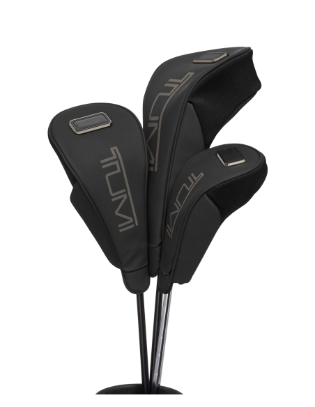 Lot de 3 housses de clubs de golf TUMI Black, housses placées sur des clubs en situation