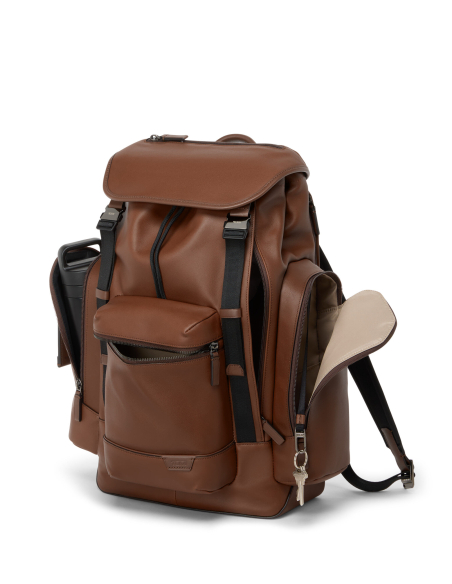 Sac à dos TUMI Harrison Griffen cuir Cognac, vue de trois quarts avec poches avant et latérale ouvertes