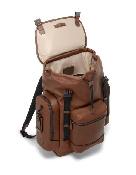 Intérieur du sac à dos TUMI Harrison Griffen cuir Cognac, rabat relevé et ouverture à cordon