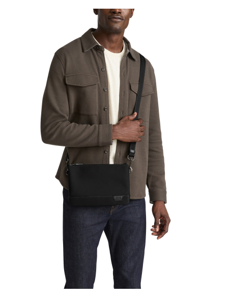 Pochette TUMI Harrison Bardin Black portée en bandoulière par un homme
