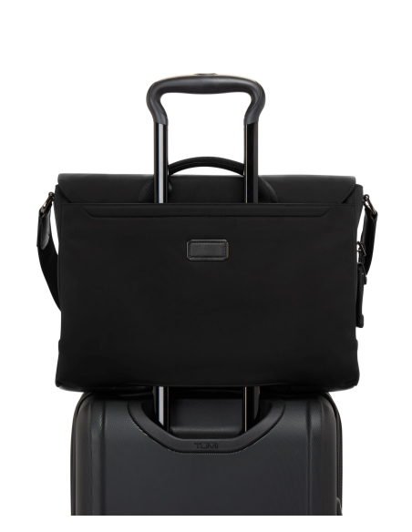 Sacoche TUMI Harrison Midland Black installée sur la poignée télescopique d’une valise