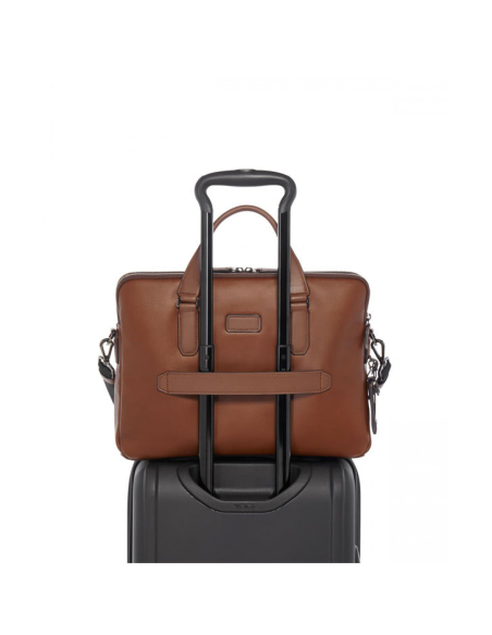 Arrière du Sycamore Cognac : passant Add-a-Bag installé sur une valise
