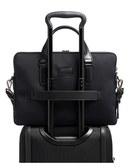 TUMI Harrison Sycamore Noir : vue arrière et passant installé sur une valise