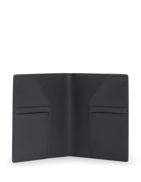 Protège-passeport Nassau Black Embossed ouvert : quatre fentes pour cartes et rabats
