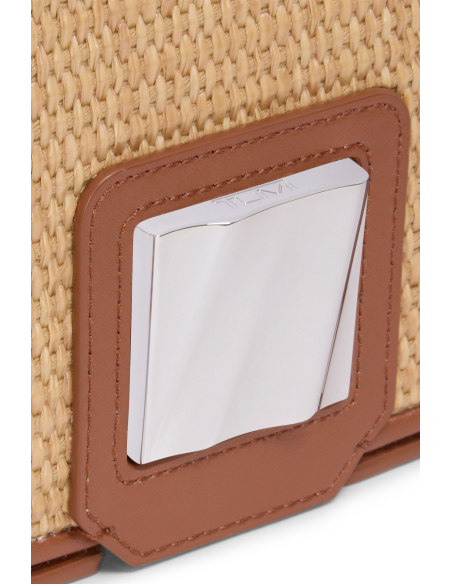 Petit sac bandoulière tressé TUMI Olas Natural, détail du tressage, du cuir et de la pièce métallique