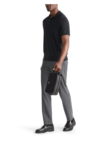 Pochette Stephano TUMI Turin Black, portée à la main, vue de profil