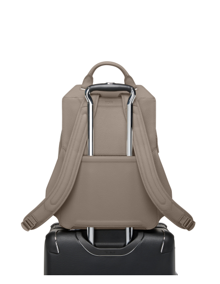 Sac à dos Davide TUMI Turin Taupe Driftwood, passant arrière fixé sur une valise