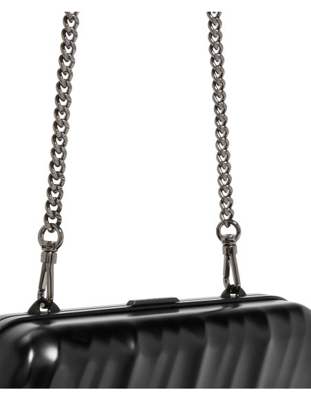 Minaudière TUMI Matte Black, détail de la chaîne et du fermoir