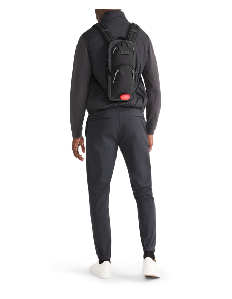 Sac à dos vélo Alliance Biking TUMI Alpha Bravo Dark Obsidian, porté de dos avec une lampe non fournie