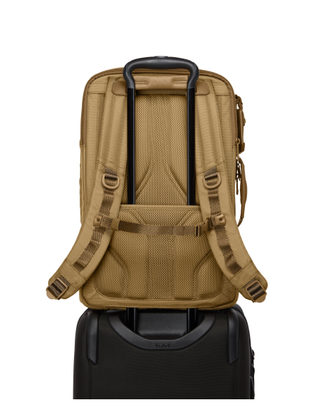 Sac à dos Detrick TUMI Alpha Bravo Khaki, vue arrière sur une poignée de valise