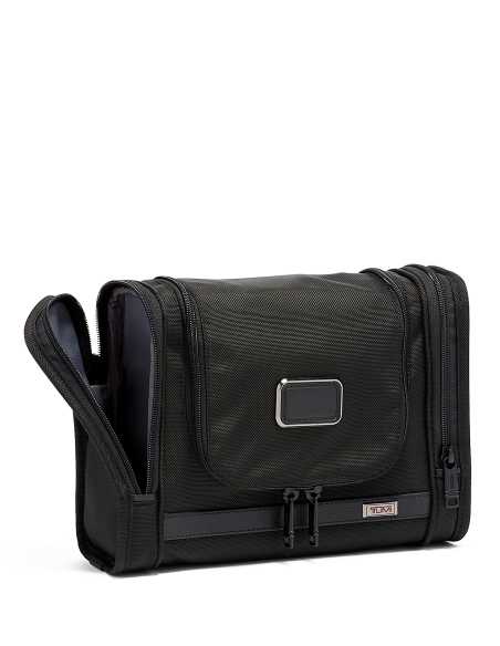 Trousse de toilette à suspendre TUMI Alpha Black, vue de trois quarts et poignée latérale