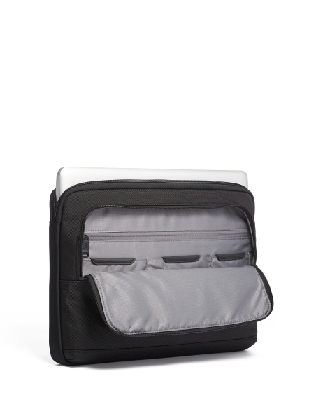 Housse ordinateur 15 pouces TUMI Alpha Black, poche frontale ouverte et exemple de rangement ordinateur