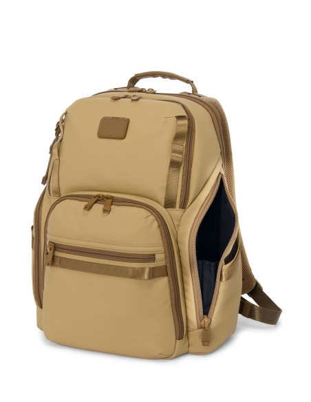 Sac à dos Search TUMI Alpha Bravo Khaki, vue de trois quarts avec poche latérale