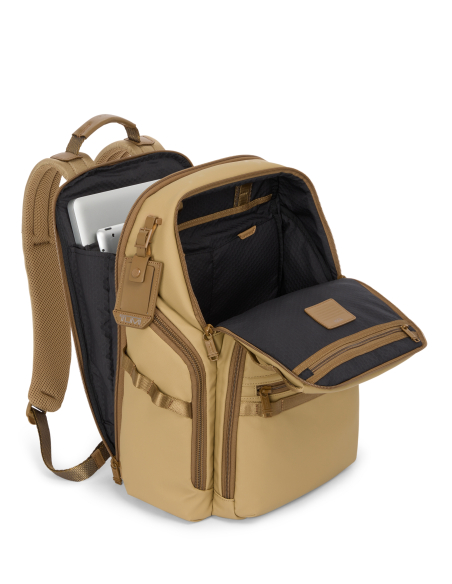 Sac à dos Search TUMI Alpha Bravo Khaki, compartiments ouverts et exemple de rangement ordinateur