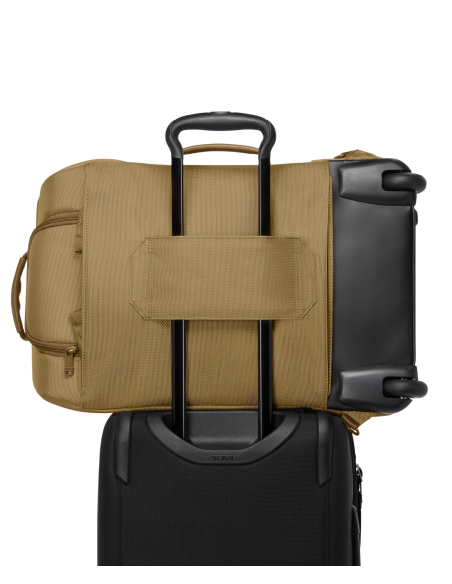 Sac à dos convertible 2 roues 55 cm TUMI Alpha Bravo Khaki, exemple de fixation Add-a-Bag sur une valise