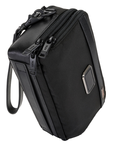 Pochette Clutch en nylon TUMI Alpha Black, vue de trois quarts avec dragonne