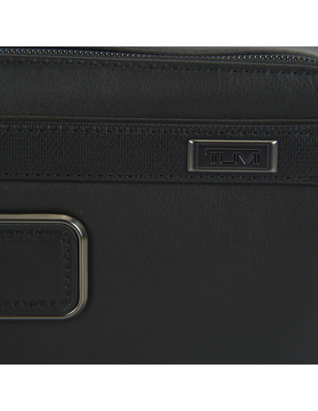 Pochette Clutch en cuir TUMI Alpha Black, détails du cuir et du logo