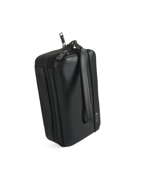 Pochette Clutch en cuir TUMI Alpha Black, vue latérale des compartiments et de la dragonne