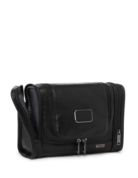 Trousse de toilette à suspendre en cuir TUMI Alpha Black, vue de trois quarts avec poignée latérale
