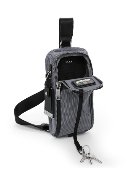 Sac monobretelle compact TUMI Alpha X Meteor Grey, rangement ouvert avec porte-cartes illustratif et attache-clés