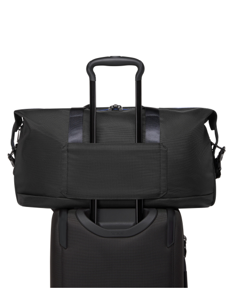 Sac de voyage double extension TUMI Alpha Black/Ultra Blue, exemple de fixation Add-a-Bag sur une valise