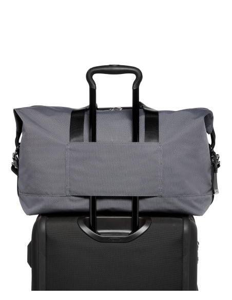 Sac de voyage double extension TUMI Alpha X Meteor Grey, exemple de fixation sur une poignée de valise