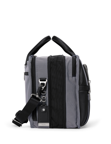 Serviette extensible 15 pouces TUMI Alpha X Meteor Grey, vue latérale du soufflet et de la bandoulière