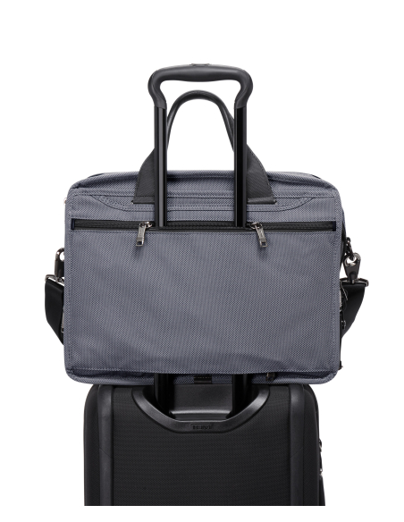 Serviette extensible 15 pouces TUMI Alpha X Meteor Grey, exemple de fixation Add-a-Bag sur valise