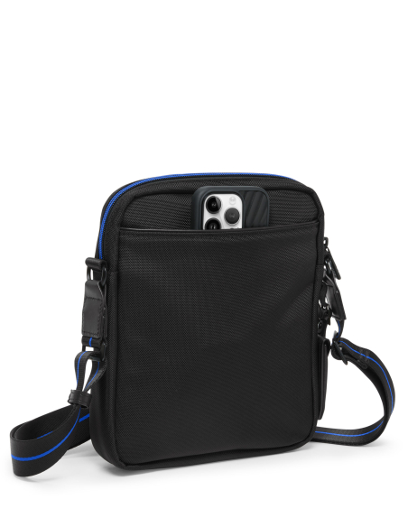 Sac bandoulière Medium TUMI Alpha Black/Ultra Blue, poche arrière et exemple avec téléphone