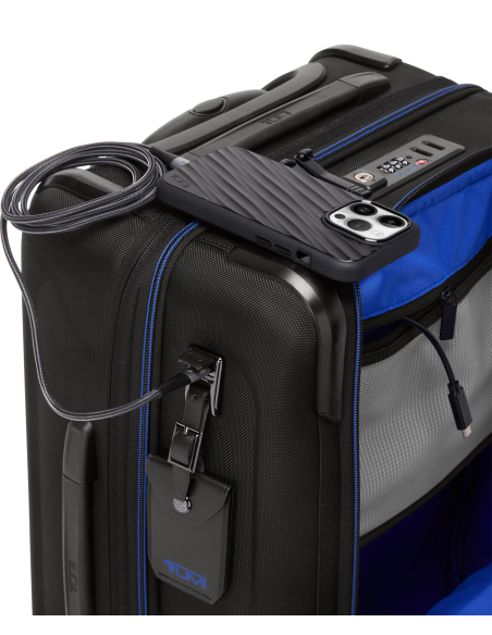 Valise cabine extensible 55 cm TUMI Alpha Black/Ultra Blue, exemple de charge par passage USB-C