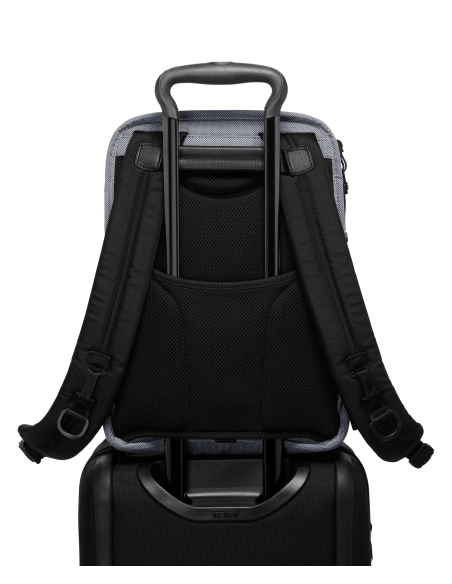 Sac à dos Slim 14 pouces TUMI Alpha X Meteor Grey, fixation sur une poignée télescopique de valise