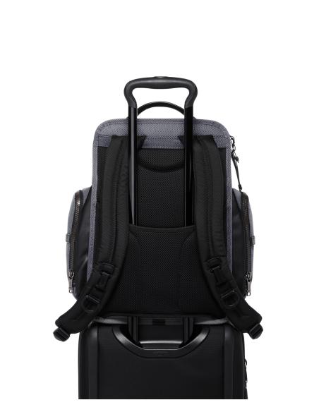 Sac à dos Brief Pack 15 pouces TUMI Alpha X Meteor Grey, exemple du passant Add-a-Bag sur une valise