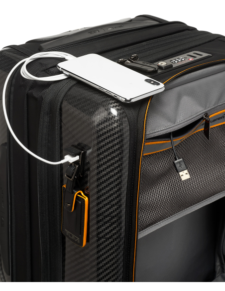 Valise cabine Aero 56 cm à panneaux moulés TUMI McLaren Black, port USB-C avec téléphone illustratif